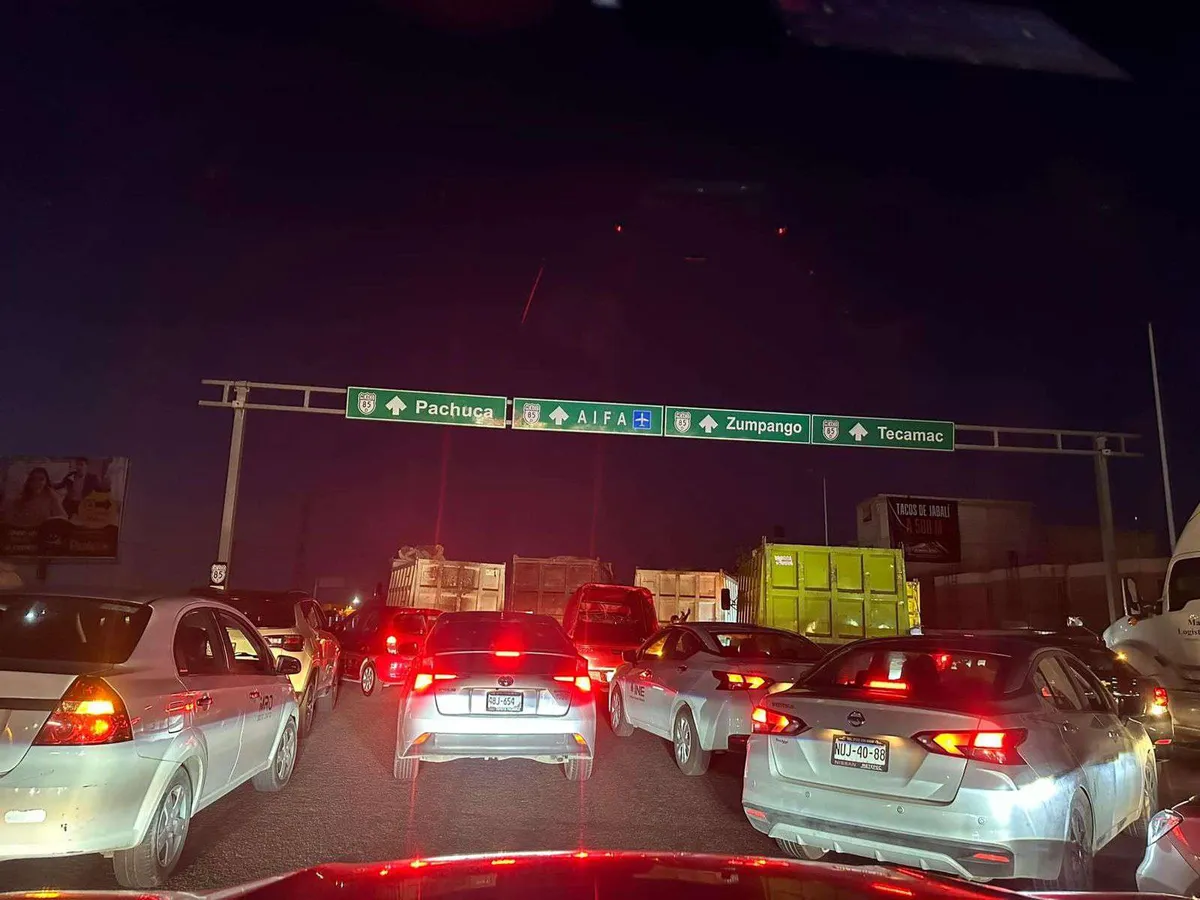 ¡Se aventó en plena autopista! #Ladrón salta de tráiler robado para huir de la #ley.😱👮‍♂️