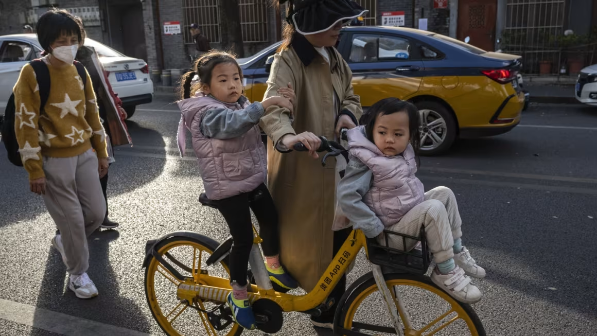 Del castigo a la súplica: China ahora paga por lo que antes multaba.👶