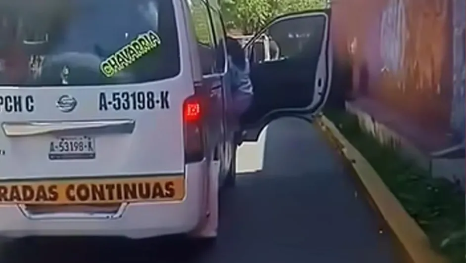¡Increíble pero real! Mujer “colgada” en #combi de #Pachuca que no paró ni tantito. 🚐😳