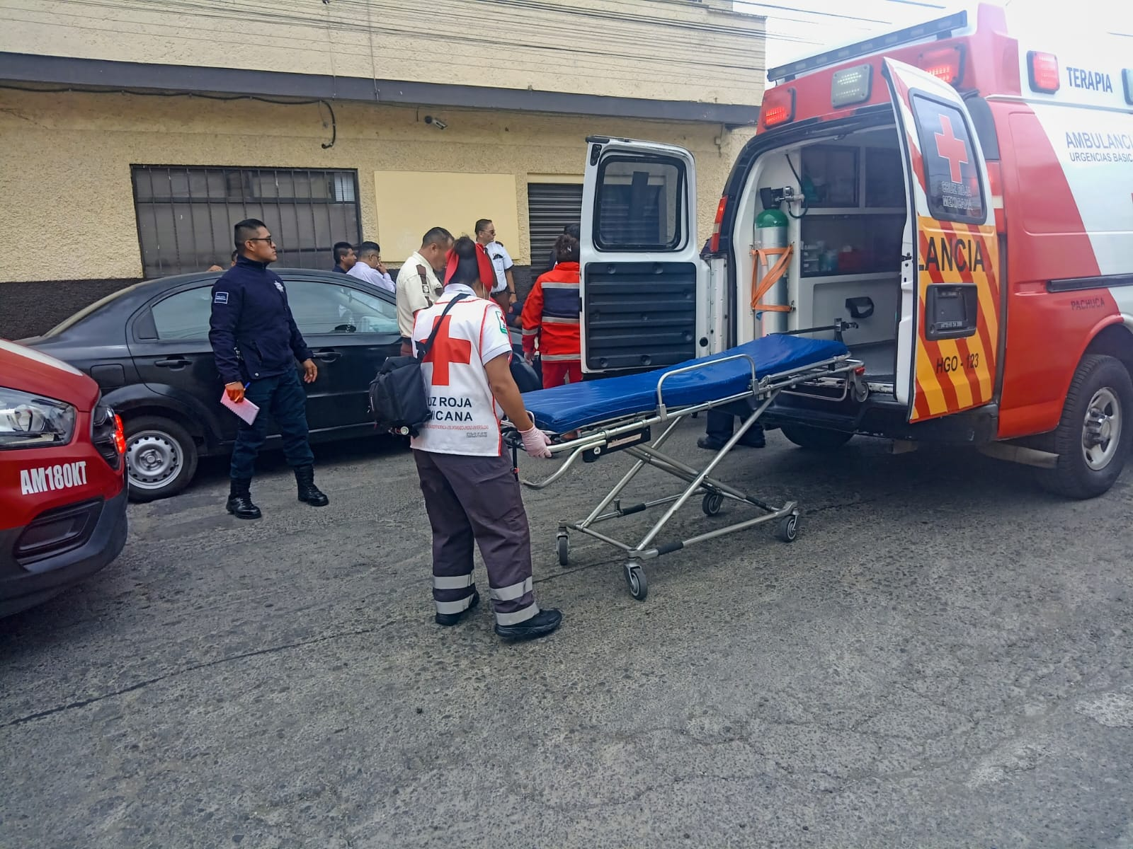 ¡Se les vino la tragedia! Dos de Cometra caen desde un edificio en Pachuca.🆘
