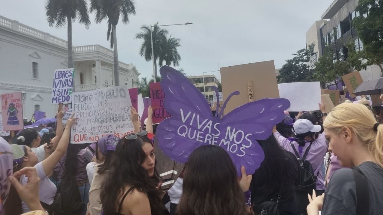 Mujeres protestan en Culiacán contra la violencia; gobierno estatal bajo presión por feminicidios 🇲🇽 #MujeresProtestan