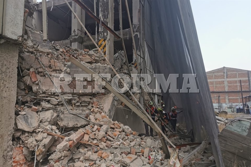 Colapsa edificio en demolición en San Antonio Abad; tres personas quedan atrapadas #SanAntonioAbad 📰