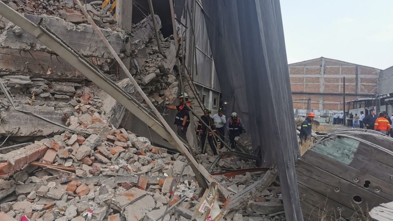 Rescatan a un trabajador y buscan a tres más tras colapso de edificio en demolición en San Antonio Abad #SanAntonioAbad 📰