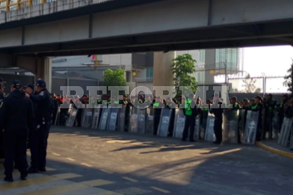 Taxistas del Aicm bloquean accesos; alertan complicaciones viales #Taxistas 🇲🇽