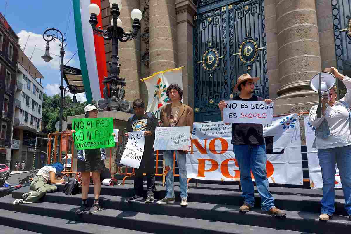 Vecinos de CDMX protestan en Congreso contra Plan de Ordenamiento Territorial por posible despojo #OrdenamientoTerritorial 📰