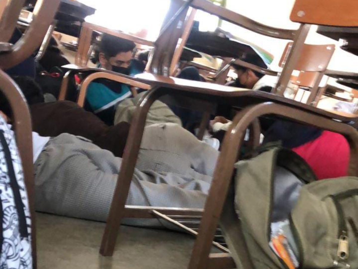 Balacera en Cuernavaca obliga a estudiantes a resguardarse bajo sus bancas; autoridades cancelan clases #Cuernavaca 📰