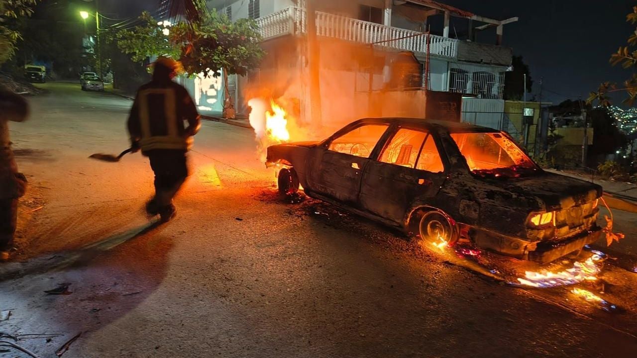 Taxistas de Acapulco denuncian represalia: queman vehículo de chofer que protestó por masacre familiar #Acapulco 🇲🇽